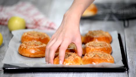 Frisch-backen-offen-Hefe-Brötchen-mit-Äpfeln,-Vatrushka-und-Shtreyzelem.