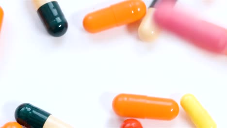 Un-montón-de-colores-de-fondo-las-pastillas-o-medicamentos.-Muchos-medicamentos-en-la-mesa.-Kit-de-primeros-auxilios-con-las-píldoras.-Farmacia-con-medicamento.