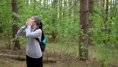 Junge-Frau-im-Wald-verloren-gehen