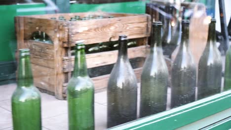 Flaschen.-Glasflaschen-mit-unter-Alkohol.