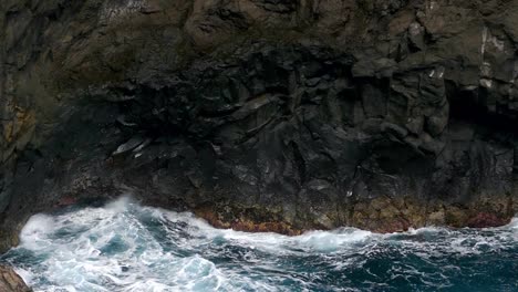 Große-Wellen,-die-auf-Felsen-von-Lavafelsen.-Slow-Motion.