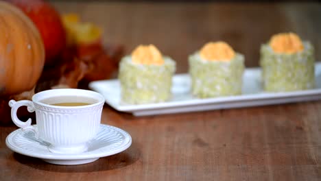 Delicioso-pastel-mini-calabaza-con-una-taza-de-té.