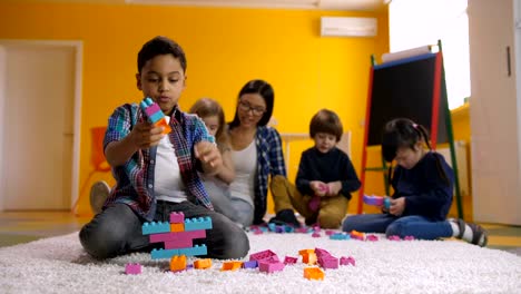 Positive-junge-Bau-mit-Spielzeug-Bausteine-erstellen