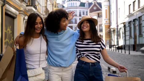 Amigos-adolescentes-de-compras-durante-la-temporada-de-venta