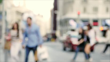 Defokussierten-Blick-von-Autos-und-Menschen-während-der-Rush-Hour-in-einer-Stadtstraße