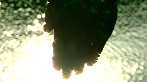 Close-Up-de-la-mano-del-chamán-en-la-ceremonia-de-meditación-del-agua