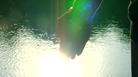 Close-Up-de-la-mano-del-chamán-en-la-ceremonia-de-meditación-del-agua