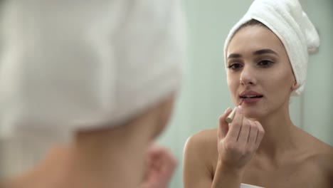 Lippen-Make-up.-Frau-mit-flüssiger-Lippenstift-im-Badezimmer