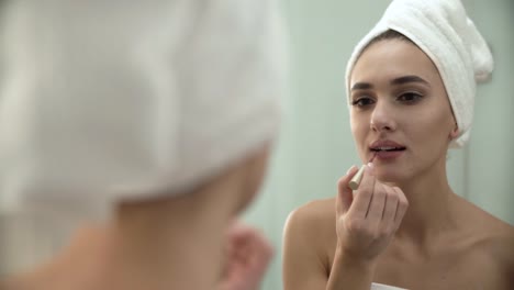 Maquillaje-de-labios.-Mujer-usando-lápiz-labial-líquido-en-baño