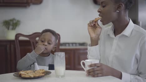 Mujer-afroamericana-sentada-con-su-pequeño-hijo