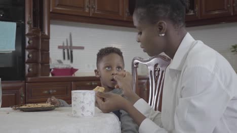 Mujer-afroamericana-sentada-con-su-pequeño-hijo