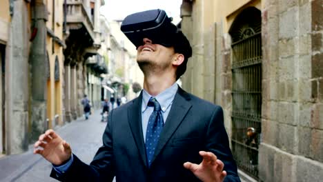 joven-hombre-agradable-utilizando-la-realidad-3d-en-la-vida-con-oculus-y-tecnología-de-realidad-aumentada-con-implementos-de-realidad.