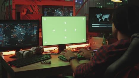 Hackers-trabajando-en-sus-escritorios