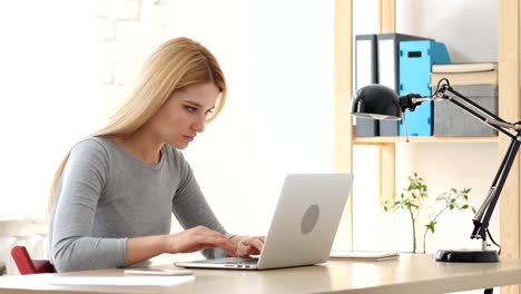 Frustrated-Young-Woman-Working-on-Laptop