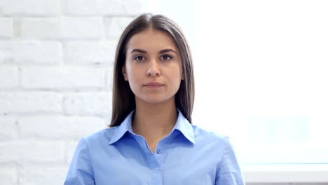 Portrait-of-Beautiful-Young-Woman-Gesturing-Shock,-Astonished