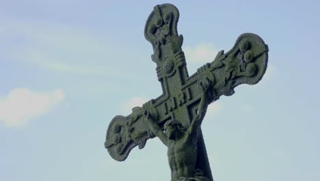 Metall-Kreuz-mit-dem-gekreuzigten-Christus-und-Inschrift-INRI.-Christliches-Symbol-des-Glaubens.