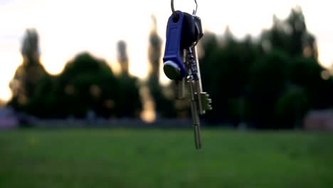 Cruz-cristiana-en-una-cadena-en-el-fondo-de-amanecer