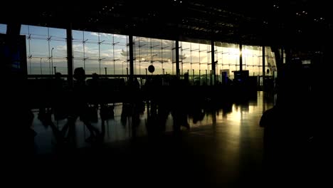 Silhouetten-der-Reisenden-im-Flughafen.-Grenzenlosen-Welt-Wirtschaft,-Kommunikation-und-Verbindung