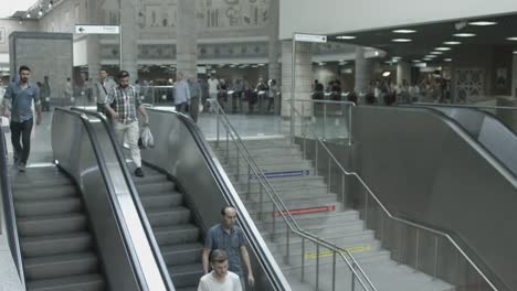 Gente-de-timelapse-en-escalera-eléctrica-en-Estambul,-Turquía.-12-de-junio-de-2015