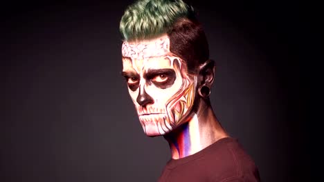 Hombre-con-calavera-de-Halloween-componen-en-estudio