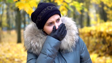 Una-mujer-está-llorando-en-un-parque-de-otoño