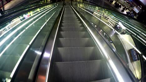 Allerdings-auf-Mall-Aufzug-Treppe-POV