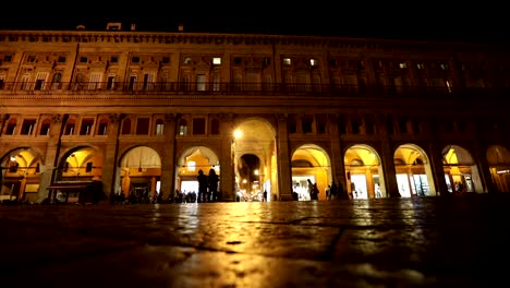 Menschen-gehen-durch-eine-alte-Nacht-Stadt,-Europa,-Prag,-Zeitraffer