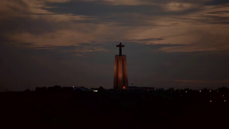 Cristo-Rei-Statue-in-Lissabon-am-Abend.