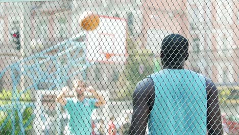 Dos-hombres-activos-pasando-la-bola,-entrenamiento-en-la-cancha-de-baloncesto,-lenta