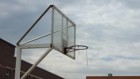 Ein-Basketball-Ring-in-der-Schule-in-Asien-mit-Zeitraffer-bewölkten-Hintergrund
