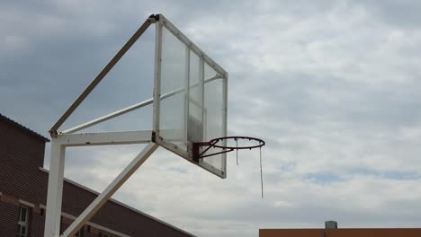 Un-aro-de-baloncesto-en-la-escuela-en-asia-con-el-fondo-nublado-timelapse