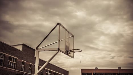 Warme-Farbe-des-Basketball-Ring-mit-Zeitraffer-bewölkten-Hintergrund