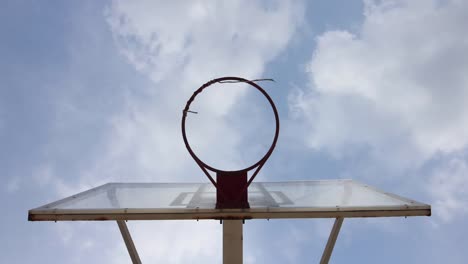 Un-aro-de-baloncesto-con-fondo-de-nubes-en-movimiento