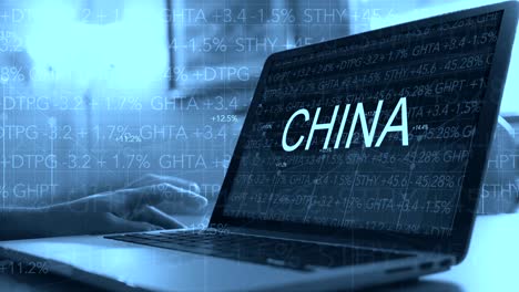 Laptop-mit-Börsenticker-Scrollen-im-Hintergrund-mit-Test-auf-dem-Bildschirm---China