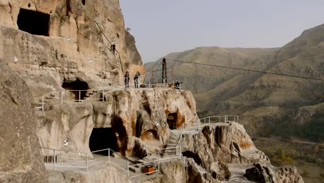 VARDZIA,-GEORGIA---17-de-octubre-de-2017:-Gente-turismo-sitio-cueva-de-Monasterio-de-Vardzia-en-Georgia-en-la-montaña-de-Erusheti.