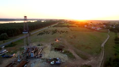 Antorchas-de-tiro-aéreo-de-gas-de-alta-presión-del-gas-bien-al-atardecer.