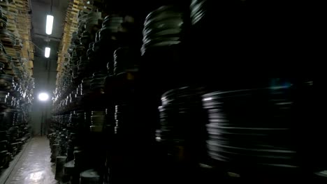 Numerosas-cintas-de-video-se-almacenan-en-el-archivo-de-película.