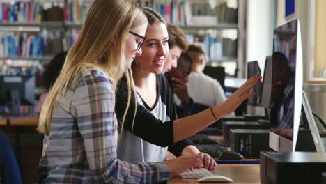 Zwei-Studentinnen-arbeiten-am-Computer-In-der-Universitätsbibliothek