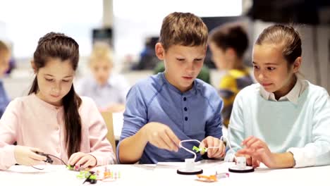 niños-felices-aprendiendo-en-la-escuela-de-robótica