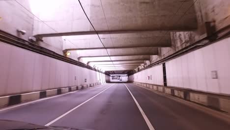 Vista-de-la-carretera-en-el-túnel