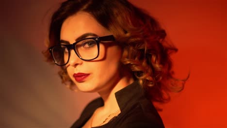 Sexy-joven-secretaria-en-gafas-y-labios-rojos