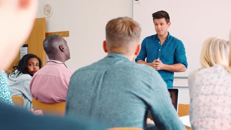 Rückansicht-des-Reifen-College-Studentin,-die-Frage-In-der-Klasse