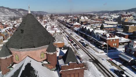 Langsam-nach-vorne-Antenne-Ansicht-Rust-Belt-Kleinstadt-im-Winter