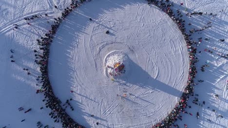 Kreis-von-Menschen,-die-während-der-Feier-des-russischen-traditionellen-Masleniza-Dummy-brennen-zu-sehen.-Filmmaterial.-Luftbild