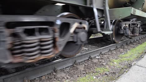 Movimiento-de-un-tren-de-carga.-Tanques-sobre-rieles.-Ruedas-del-tren