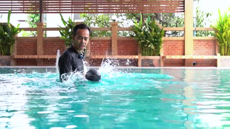 Slow-motion-father-teaches-daughter-to-swim