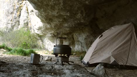 Wasserkocher-ist-auf-den-Gasbrenner-auf-dem-Campingplatz-beheizt.