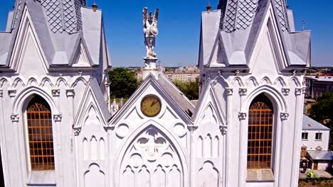 Iglesia-católica-vista-desde-la-cámara-de-dron-la-cámara-abre-y-ofrece-vistas-a-la-ciudad