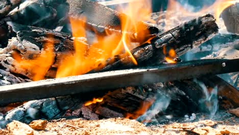 Helles-Feuer-das-Brennholz-verbrennen-Nahaufnahme