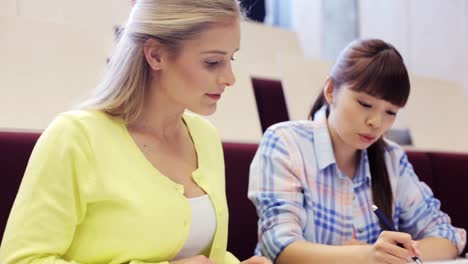 chicas-estudiantes-con-ordenadores-portátiles-en-aula